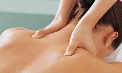 Massage de la colonne cervicale avec ostéochondrose